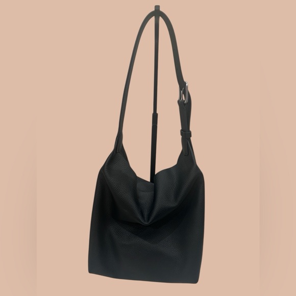 Isa - Classic Black Leather Shoulder Bag - Picture 2 of 7